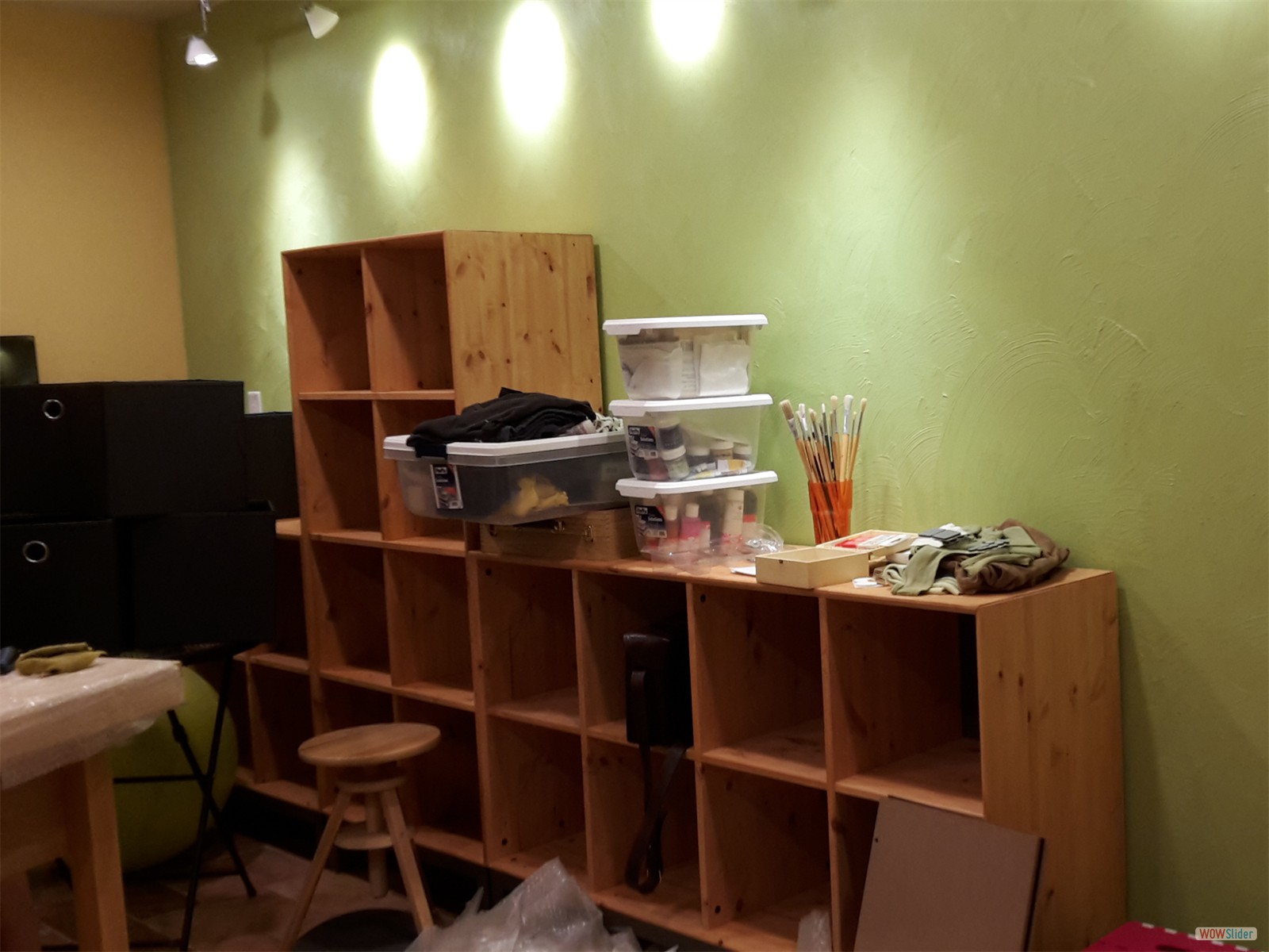 Die IKEA-Regale stehen schon. Die IKEA-Regale stehen schon.