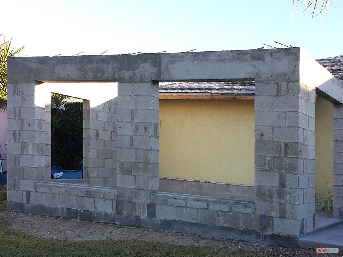 Der Ringanker ist fertig, die herausragenden Metallstreifen dienen der Dachstuhl-Befestigung