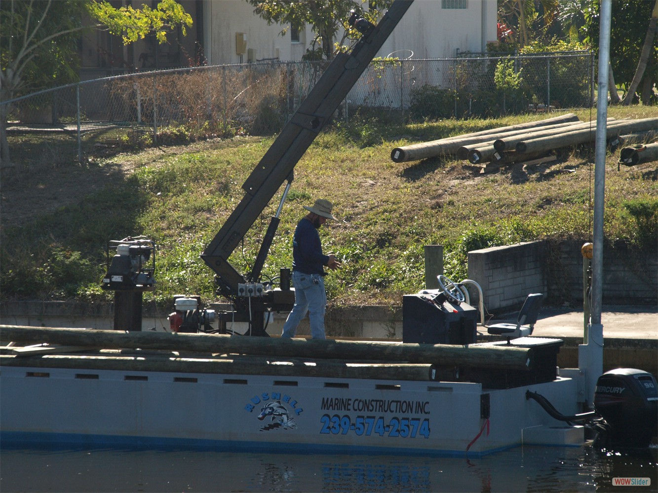 ... die Pfähle für unser Dock werden auf der anderen Kanalseite ... ... die Pfähle für unser Dock werden auf der anderen Kanalseite ...