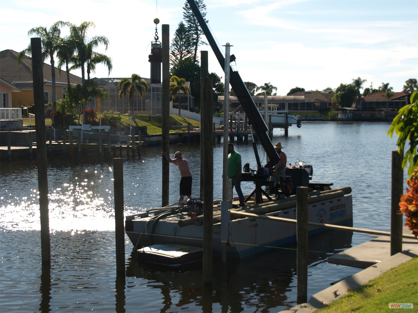 ... in den Kanalschlamm getrieben werden (per Vibration) ... ... in den Kanalschlamm getrieben werden (per Vibration) ...