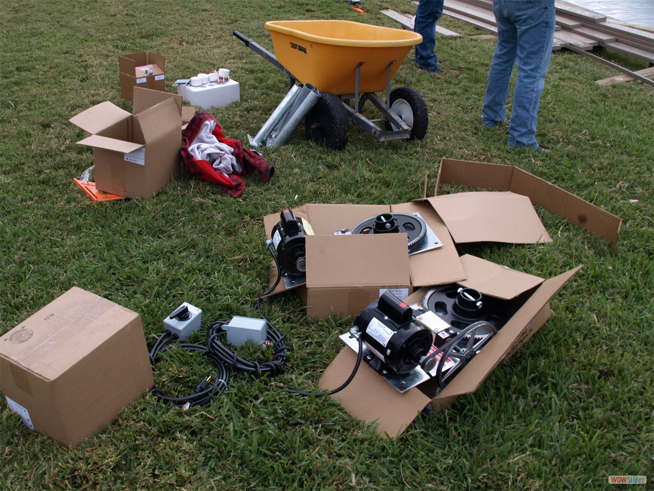 ... samt Hardware und Elektrozubehör darauf, eingebaut zu werden. ... samt Hardware und Elektrozubehör darauf, eingebaut zu werden.