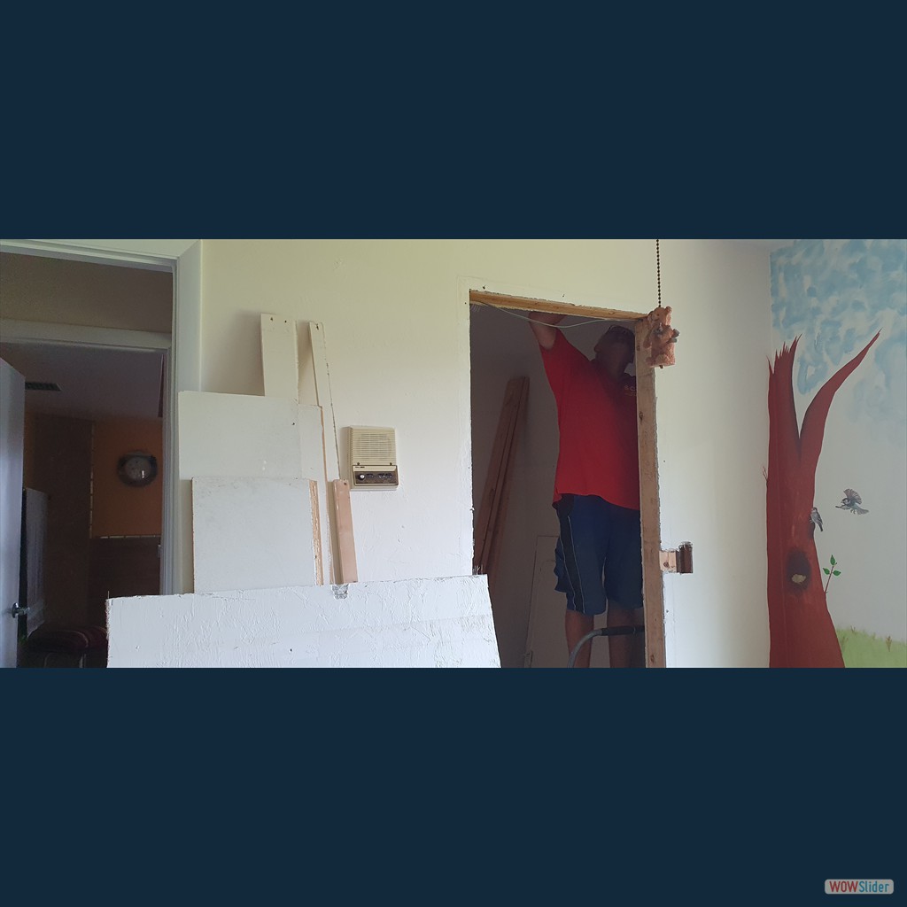 die Tür in den Kleiderschrank vom Gästezimmer ist ausgebaut ... die Tür in den Kleiderschrank vom Gästezimmer ist ausgebaut ...