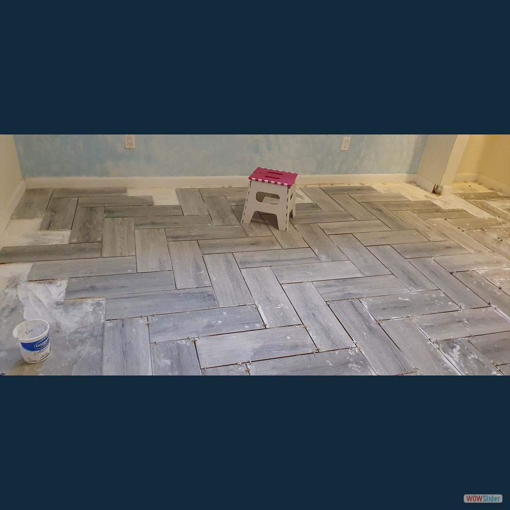 ... die Fliesen werden unter "Supervisor-Aufsicht" in Muster verlegt, ... ... die Fliesen werden unter "Supervisor-Aufsicht" in Muster verlegt, ...