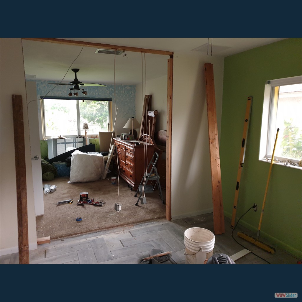 ... entfernt, Blick ins ehemalige Queenzimmer ... ... entfernt, Blick ins ehemalige Queenzimmer ...