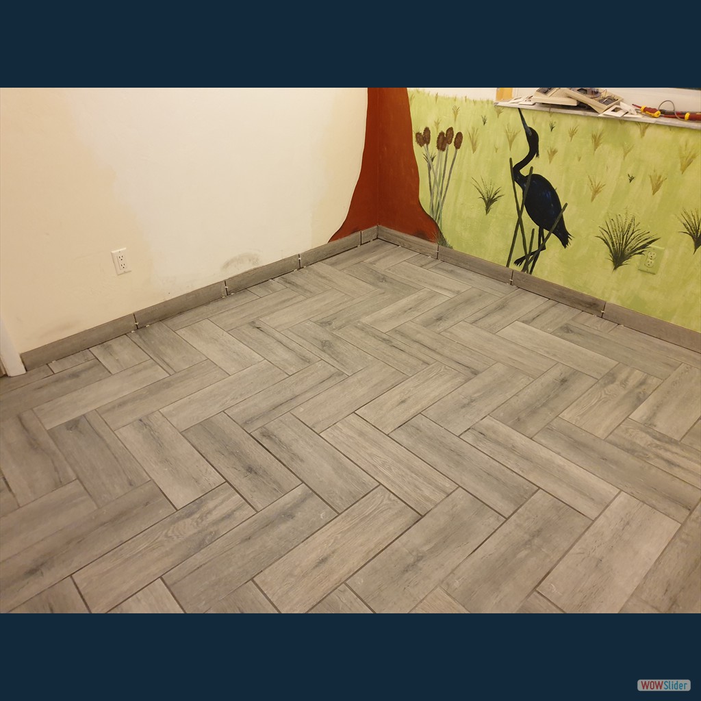 ... auch die Fußleisten werden schon geklebt ... auch die Fußleisten werden schon geklebt