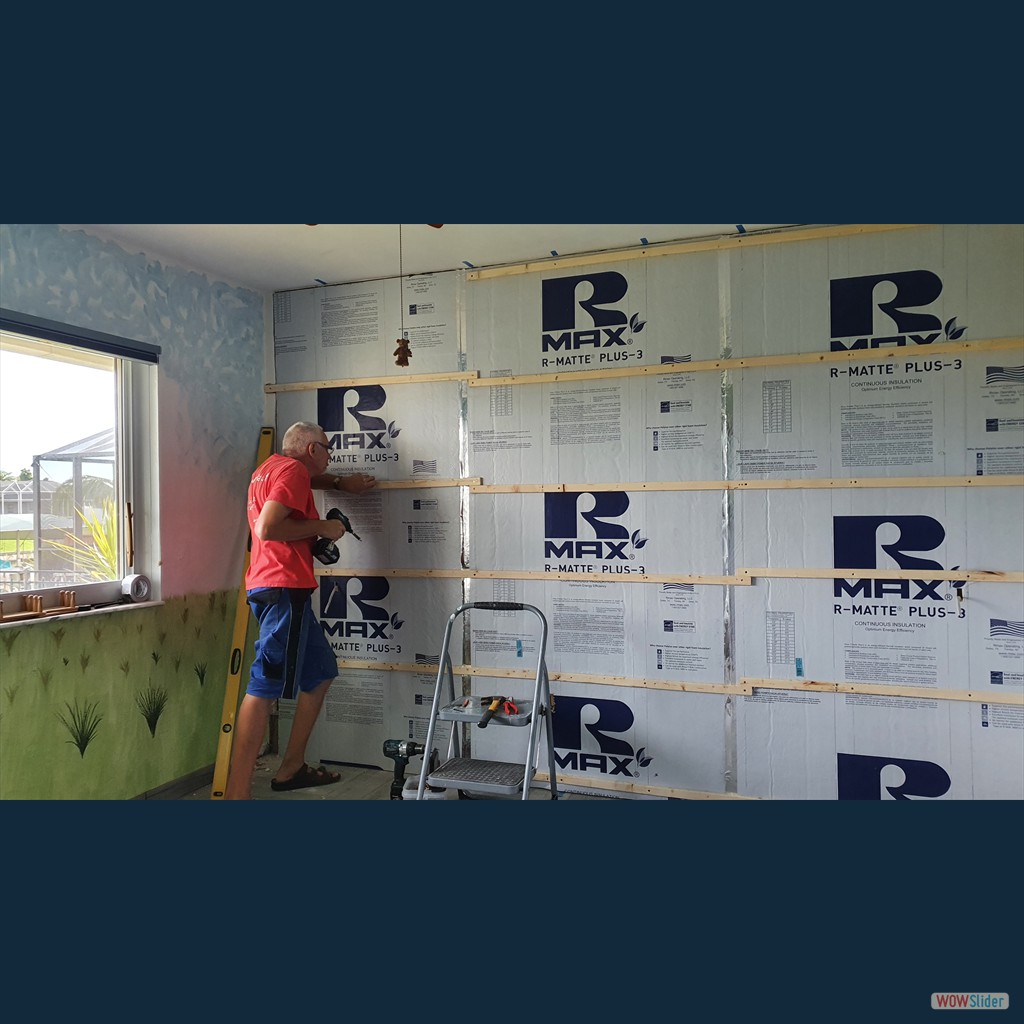 ... jetzt kann Jürgen sich daran machen, die Isolierplatten anzuschrauben, ... ... jetzt kann Jürgen sich daran machen, die Isolierplatten anzuschrauben, ...