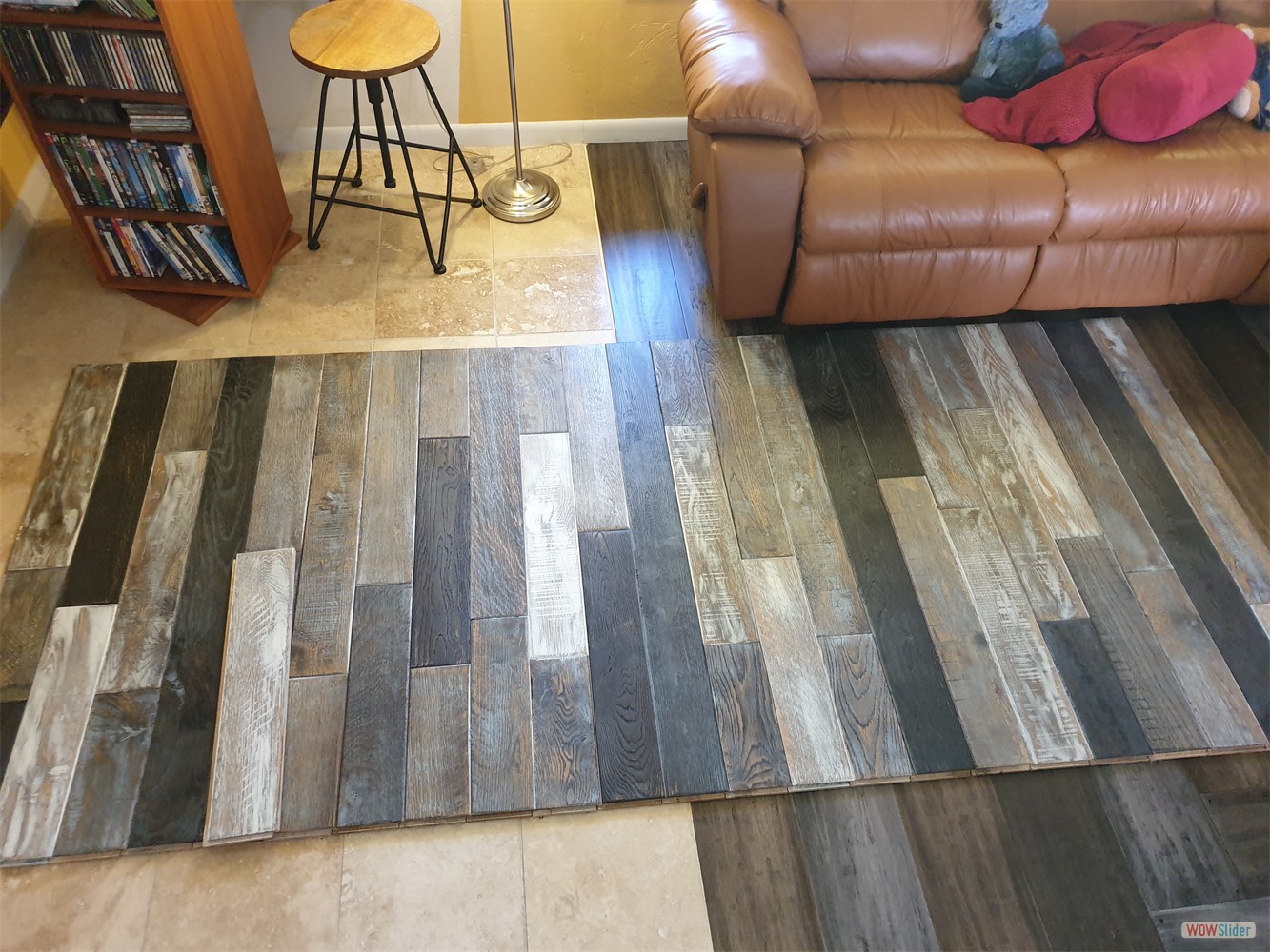 Zur genauen Abmessung wurde das Holzlaminat für die Wandverkleidung zur Probe zusammengeklickt, ... Zur genauen Abmessung wurde das Holzlaminat für die Wandverkleidung zur Probe zusammengeklickt, ...