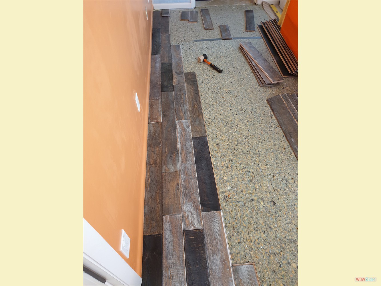 Der Fußboden wird auf dem Schaumstoffuntergrund ... Der Fußboden wird auf dem Schaumstoffuntergrund ...