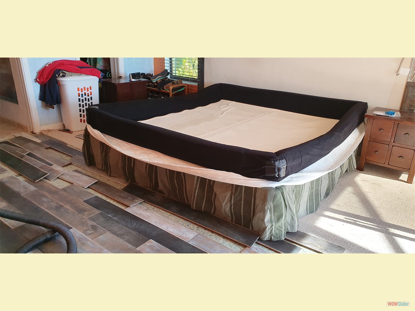 Hier steht das alte Bett, seiner Wassermatratze beraubt. Hier steht das alte Bett, seiner Wassermatratze beraubt.