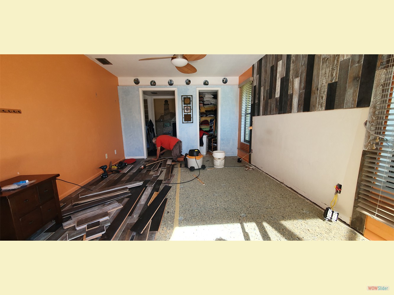 Jetzt, wo das lästige Bett aus dem Weg ist, kann auch der Rest des Fußbodens verlegt werden. Jetzt, wo das lästige Bett aus dem Weg ist, kann auch der Rest des Fußbodens verlegt werden.