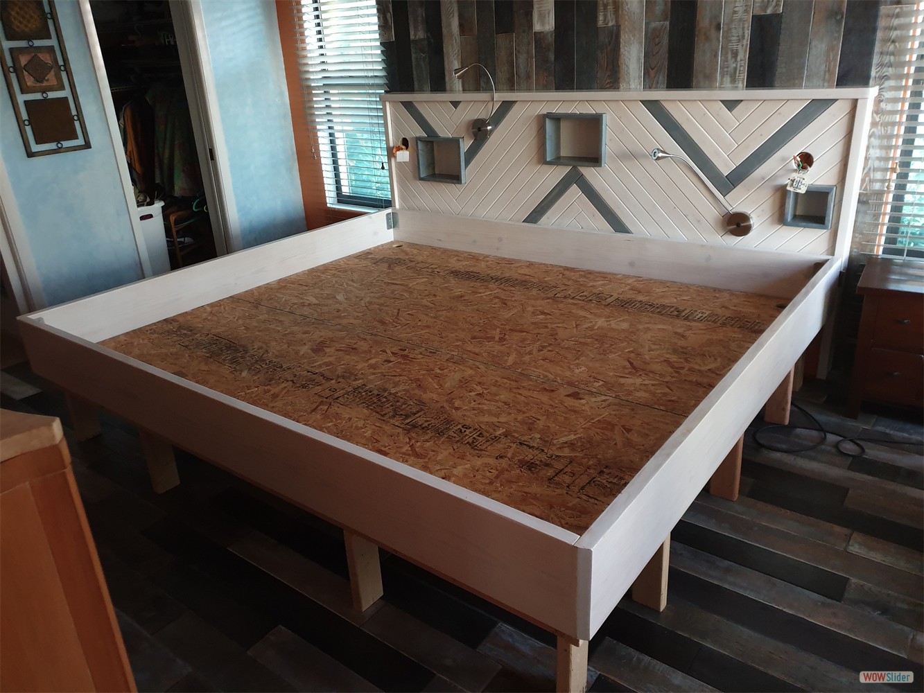 ... und auch schon die Unterlage für die Wassermatratzen ist da. ... und auch schon die Unterlage für die Wassermatratzen ist da.