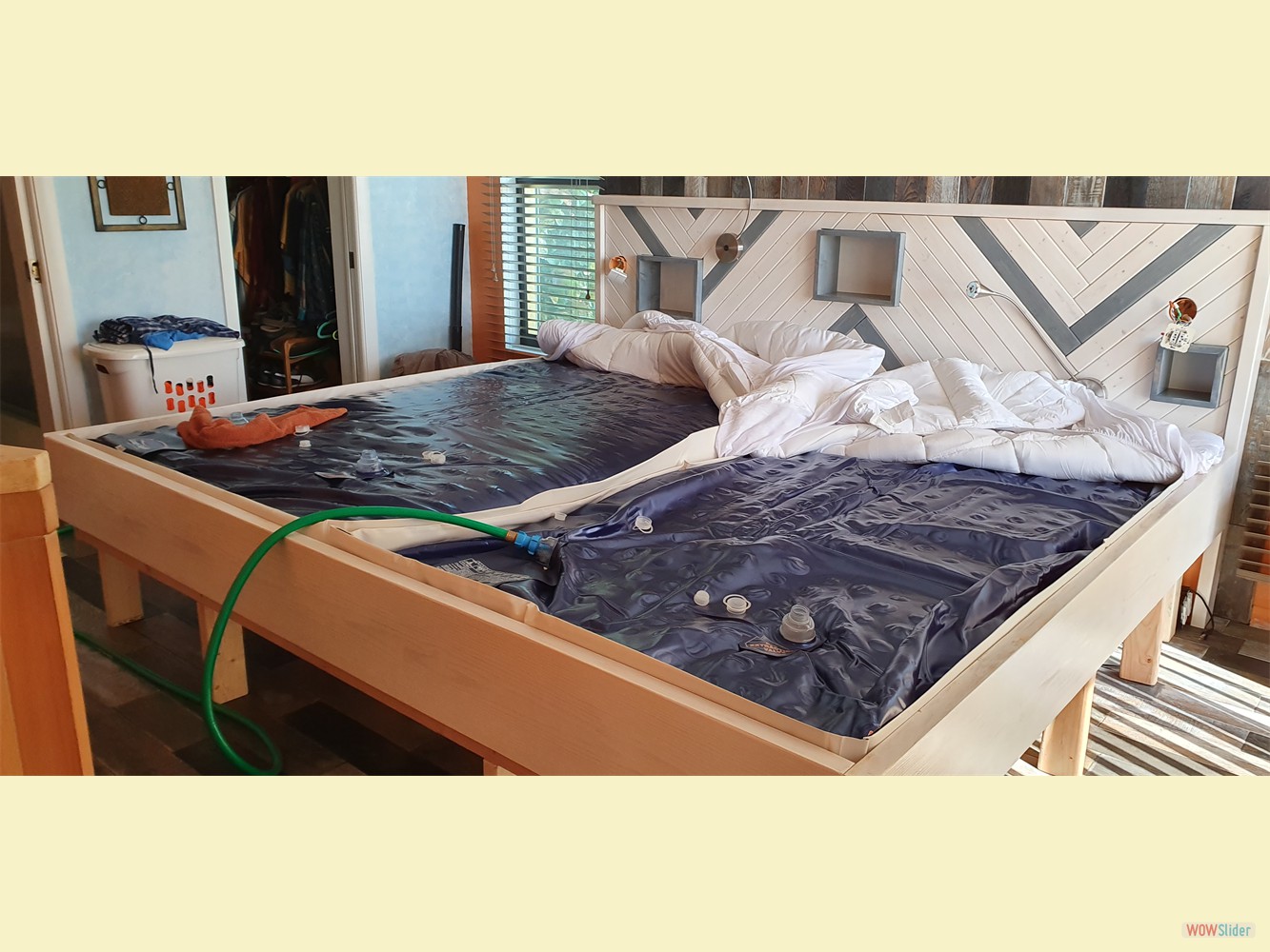 Hier liegen die Matratzen in ihren flexiblen Rahmen (Liner) und werden gerade befüllt. Hier liegen die Matratzen in ihren flexiblen Rahmen (Liner) und werden gerade befüllt.