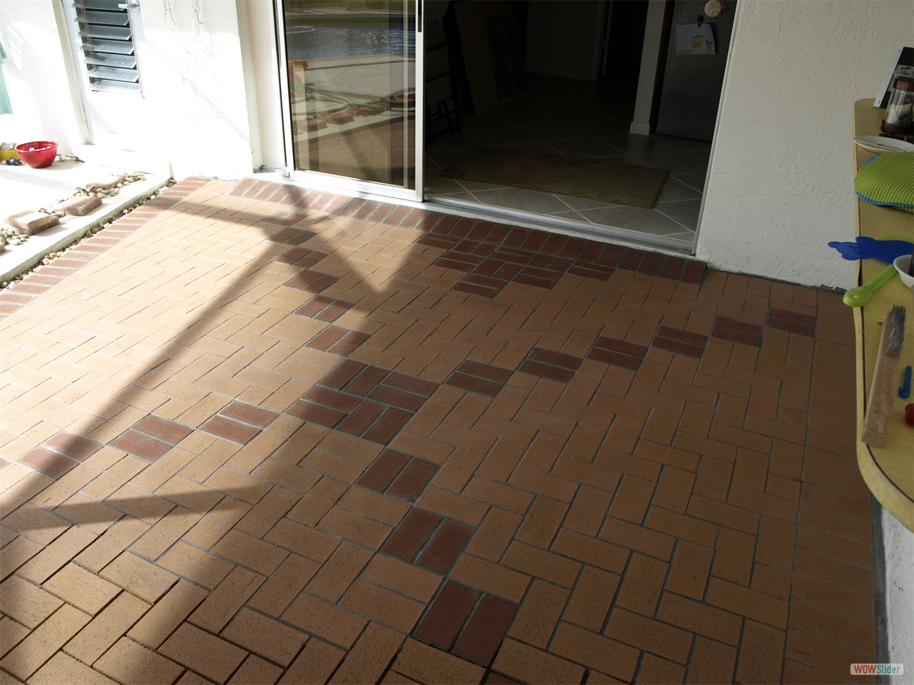 The first part in front of the kitchen entrance is tiled already, the grout will follow.