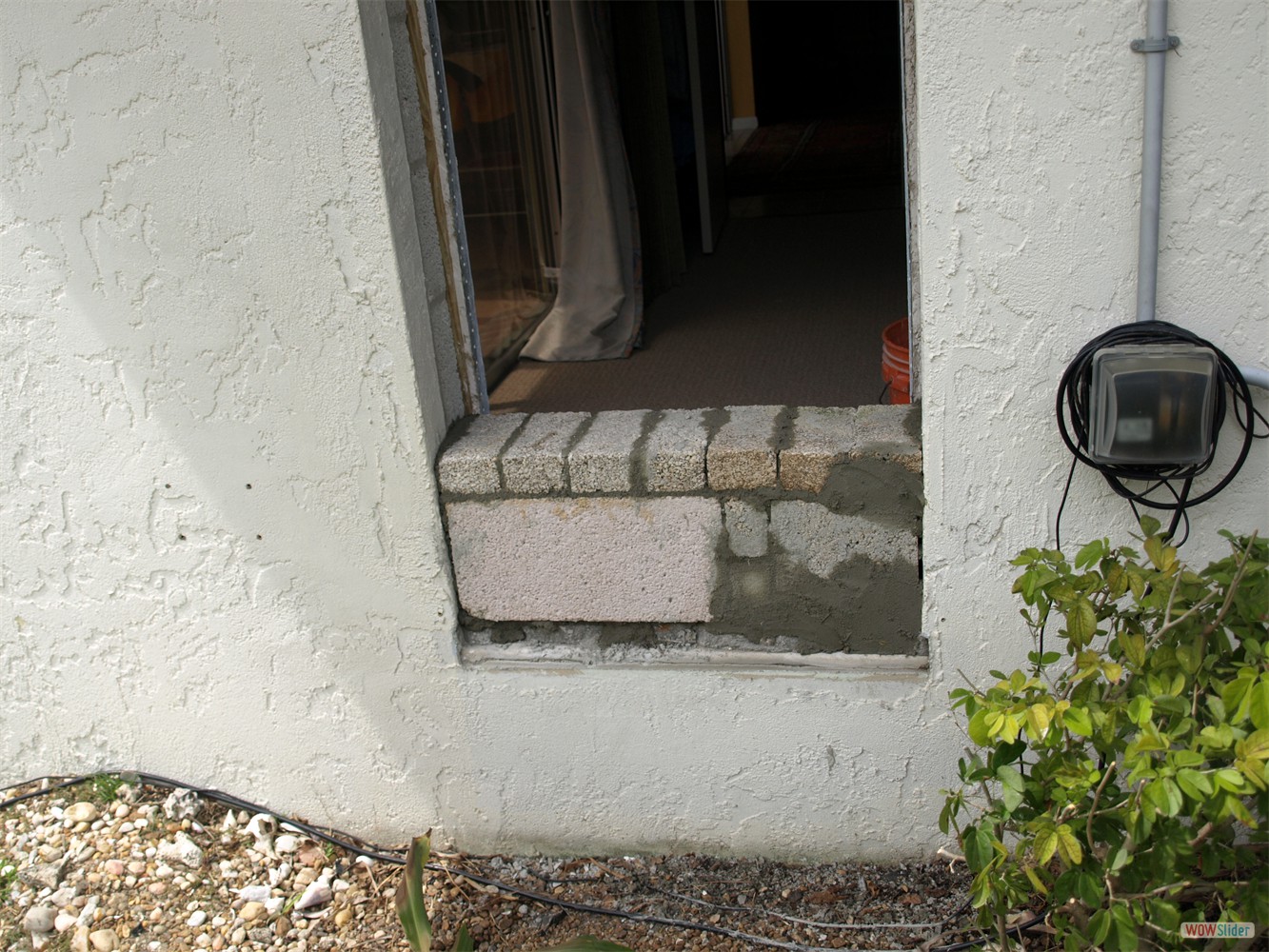 ... sowieso immer hinter dem Nachtschrank verschwindet, ... ... sowieso immer hinter dem Nachtschrank verschwindet, ...