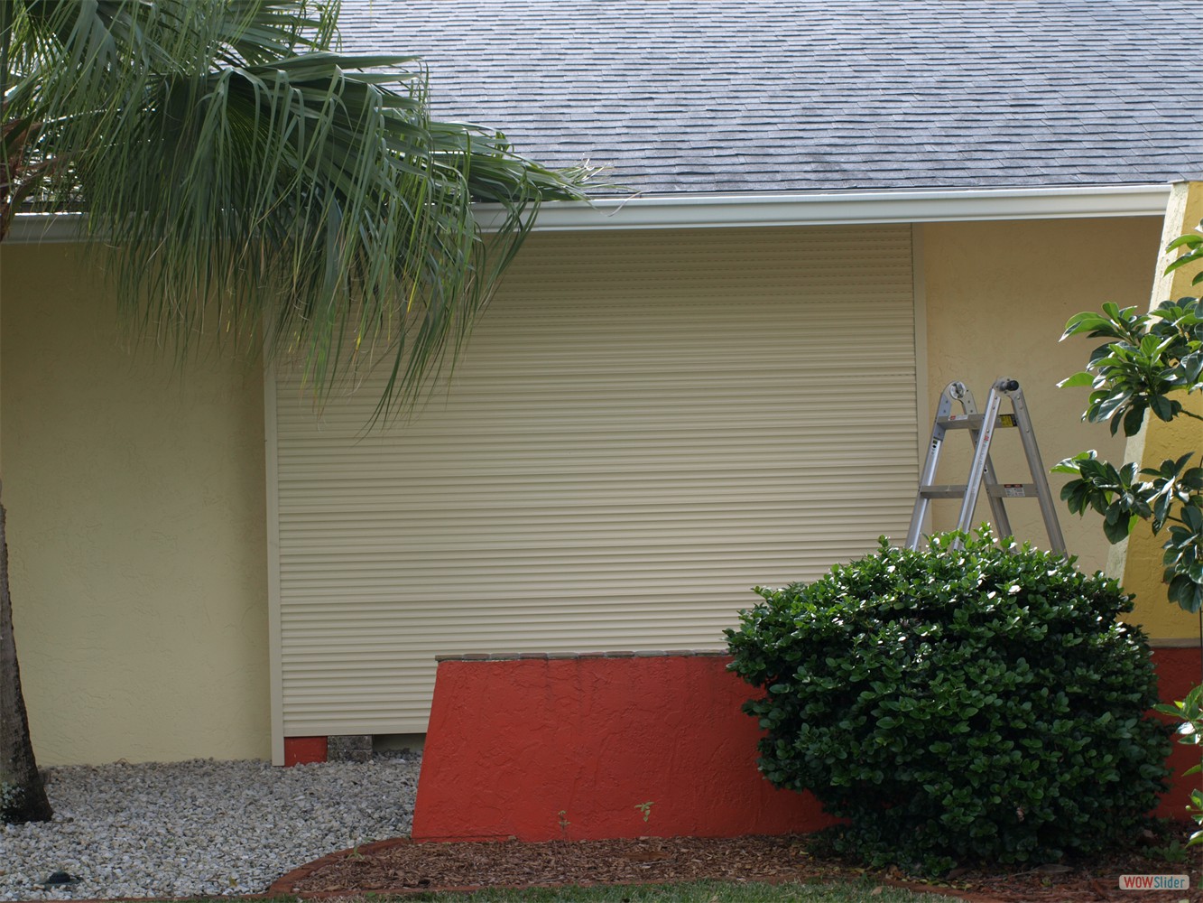 In 2011 roll-down shutters were installed in front of the windows.